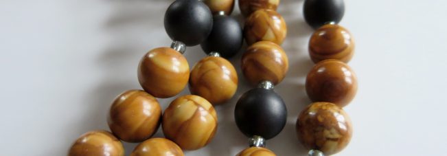 Mala – versteinertes Holz und schwarzer Onyx