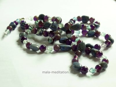 2 unterschiedliche Malas mit Fluorit-Dumortierit-Amethyst-1