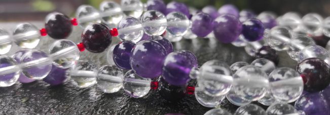 Mala mit Amethyst, Bergkristall und Granat