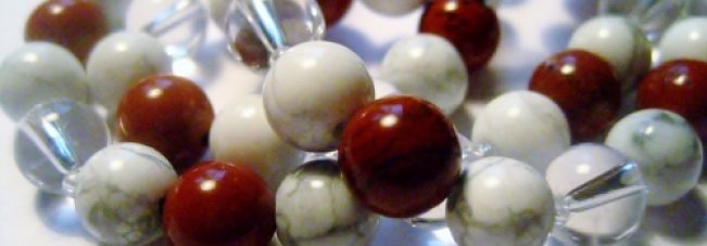 Mala aus Magnesit, Bergkristall und roter Jaspis